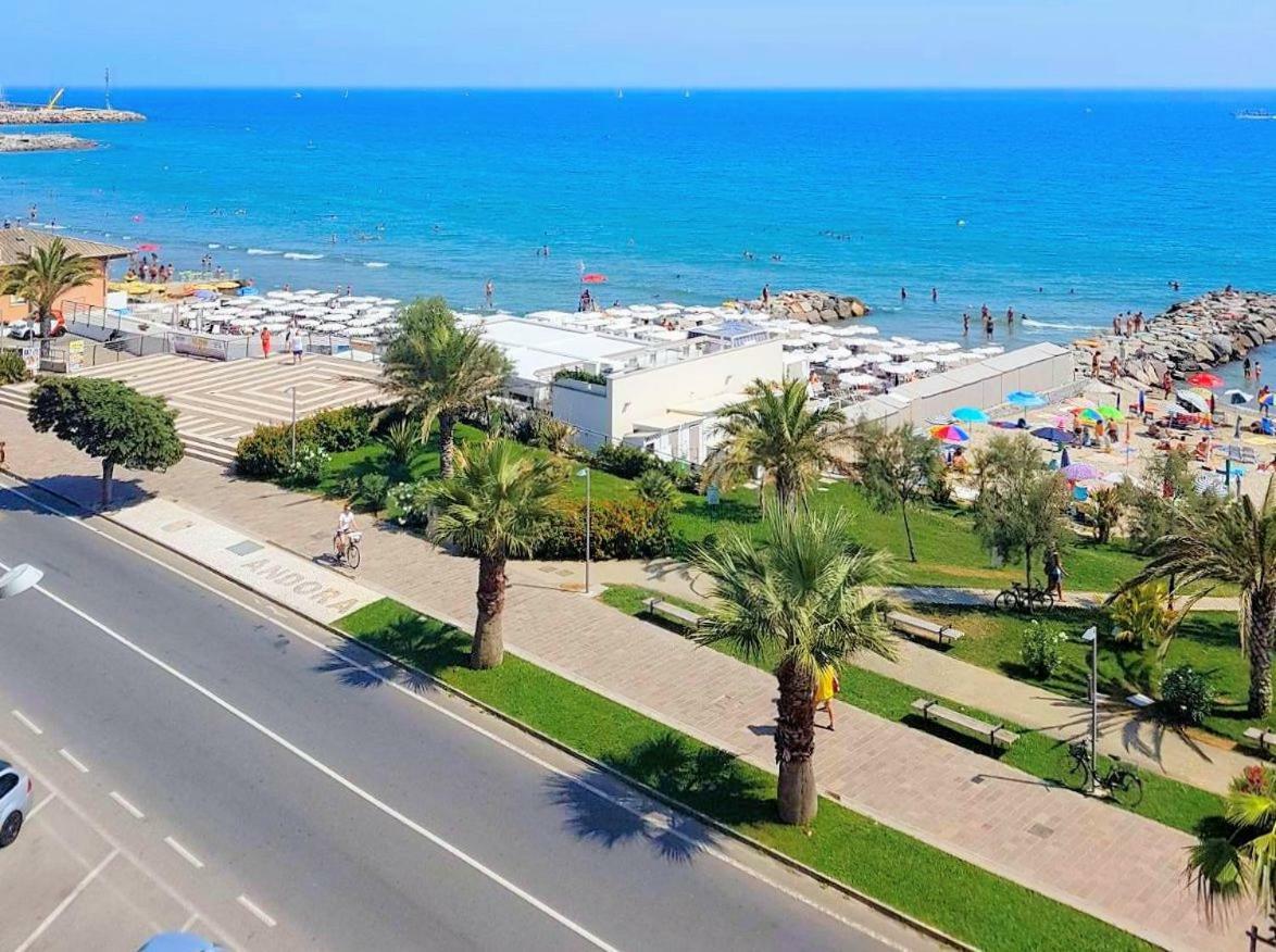 Appartamento Frontemare Marina dʼMarina dʼAndora Екстериор снимка